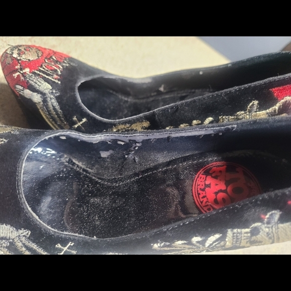 Too Fast Red and Black Skull Wedges - Picture 6 of 7